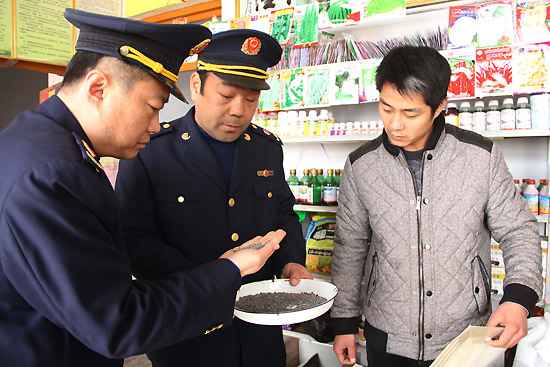 山东省枣庄市山亭区工商分局执法人员对一农资销售点的化肥进行检查